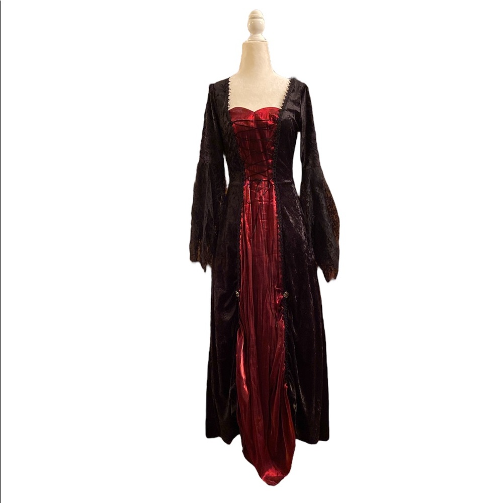 🎃🎃🎃 Black/ Red Renaissance Queen Costume 🎃🎃🎃